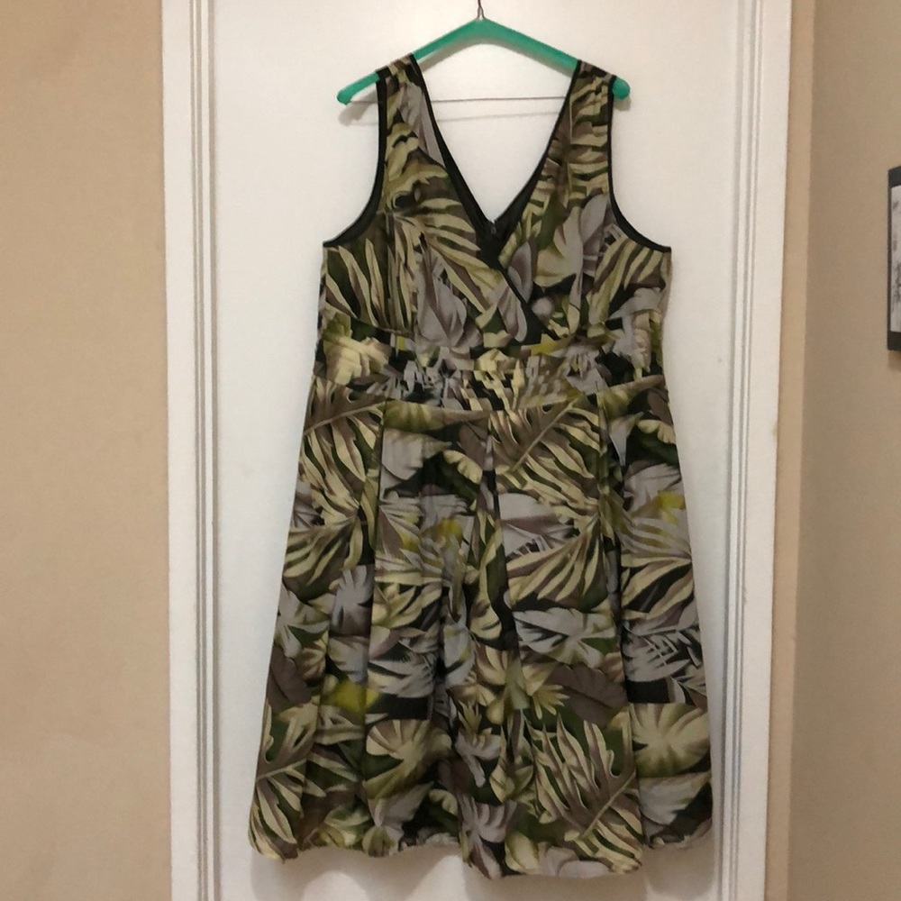Plus size green leaf pattern dress- size 20
